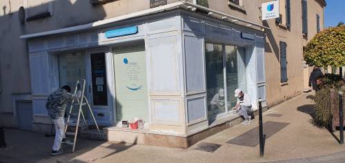 Travaux de ravalement de façade en cours sur un local professionnel - Brie-Comte-Robert 77170
