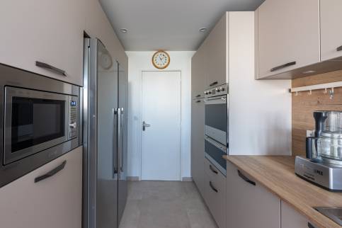 Cuisine entièrement rénovée qui donne la pêche ! Appartement situé à Cailloux sur Fontaines 