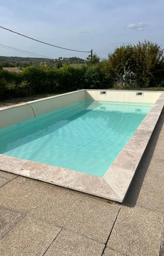 Pisicine renover en cours de remplissage