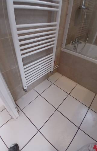 Détail du sèche-serviettes et du sol après rénovation à Courrières