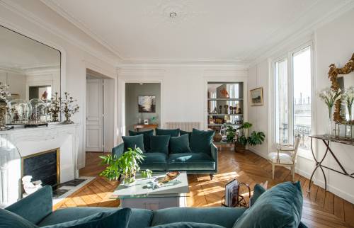 Parquet à chevrons restauré pour un salon spacieux et élégant à Paris 16.