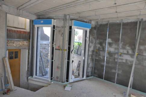Nouvelle porte-fenêtre aluminium sur une extension de maison - Combs-la-Ville 77380