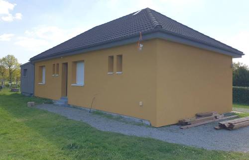 Vue sur la maison jaune avec rénovation fini 