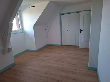 Rénovation et décoration de chambre avec boiseries vertes - Chalamont 01320