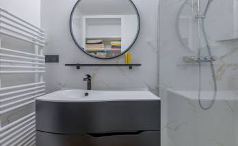 Fontaines Sur Saône (69270) : Rénovation complète d'une salle de bains avec l'alliance réussie du carrelage effet marbre et du noir