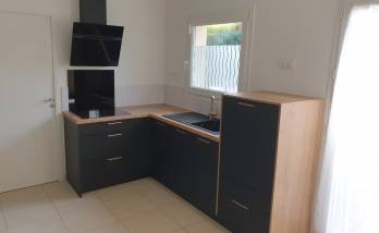 Pose de la cuisine terminée - Rénovation moderne à Bourgbarré