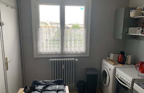 Cuisine avant rénovation - Vue sur la fenêtre avant les travaux