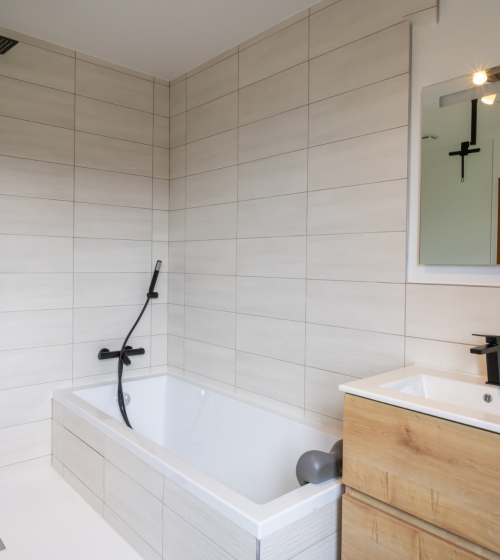 douche à l’italienne Gex, rénovation salle de bain moderne, salle de bains lumineuse, rénovation maison Pays de Gex, salle de bain contemporaine