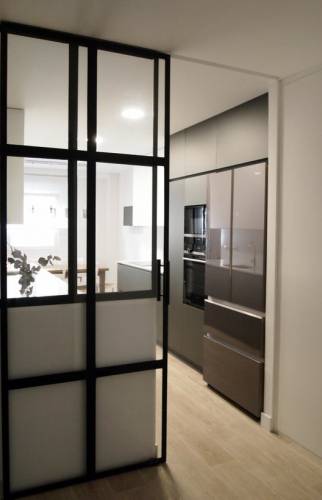 Cuisine avec porte type verrière à Orsay (91)