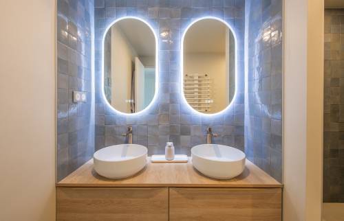 Éclairage LED moderne pour des miroirs ovales