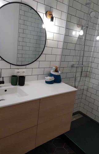 Installer un miroir dans une salle de bain à Saint-Cloud