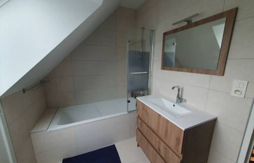 Rénovation de salle d’eau à Bruz terminée avec baignoire spacieuse