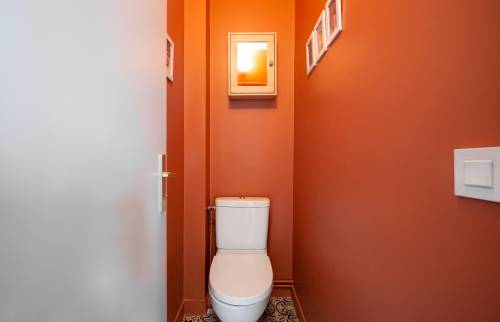 WC moderne intégré harmonieusement dans la salle de bain à Paris 8e