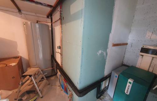 Ballon d’eau chaude déplacé pour agrandir la douche 