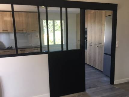 verrière en acier noir avec porte vitrée coulissante entre cuisine et séjour - Nantes 44