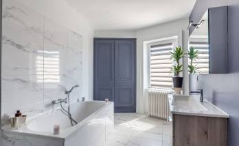 Rénovation complète d'une salle de bains, carrelage imitation marbre blanc et peintures bleu gris