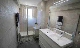 Installation d'une douche dans une salle de bain à Deauville