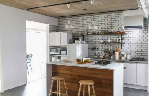 cuisine tendance en bois avec un carrelage blanc