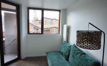 avoriaz-74110-renovation-appartement-sejour-canape-fenetre-porte-fenetre-balcon