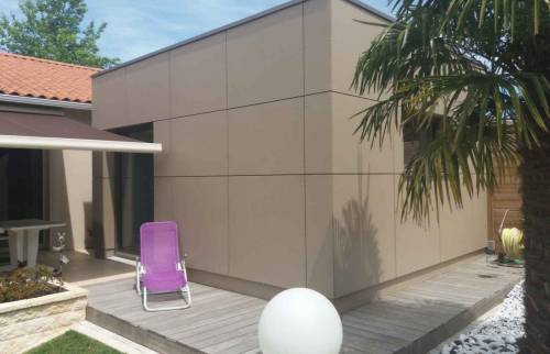 Extension d'une maison de 20,7 m² en bardage fibrociment, à Brains 44