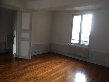 Le salon et ses cimaises