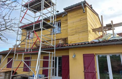 Chantier en cours et pose des bardages structurels