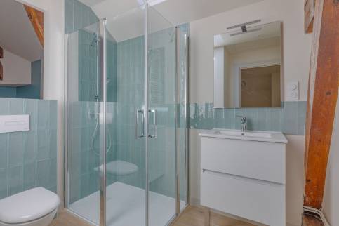 Rénovation et isolation d'une maison de famille située dans l'ouest de Lyon (69450) : salle de bain sous les combles