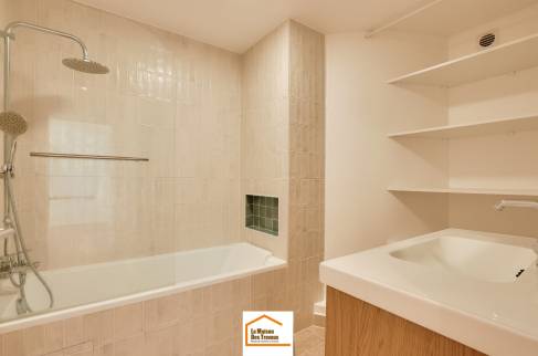 colombes-92700_salle-de-bain-optimisee_02-baignoire-pare-douche-et-vasque