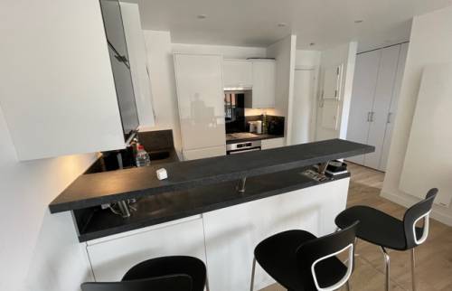 Comptoir de la cuisine côté salon