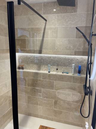 Rénovation d'une salle de bain étroite