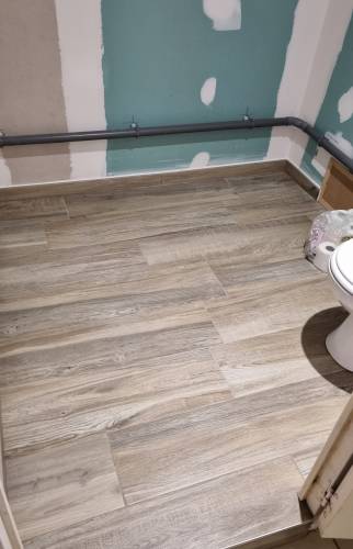 Vue sur le nouveau carrelage WC