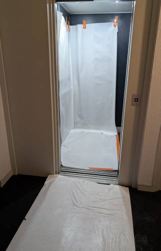Protection des sols et finitions en cours dans le couloir