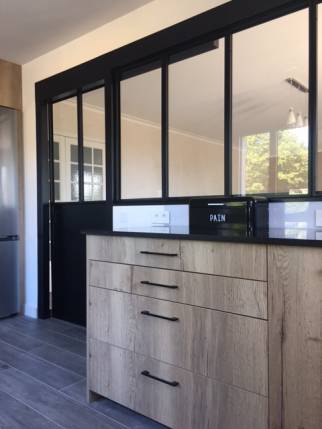verrière en acier noir avec porte coulissante entre cuisine et salon - Nantes 44