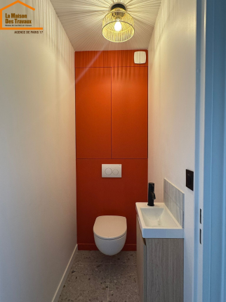 Toilettes colorées terracotta avec rangements intégrés - Rénovation appartement Paris