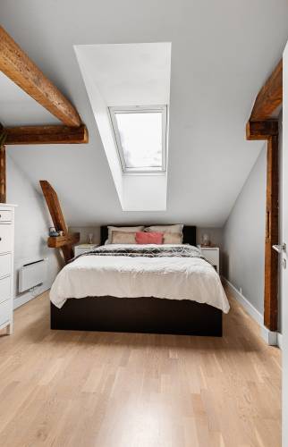 ménagement sous combles d'une chambre avec Velux vertical et restauration poutres et rampants à Guerard (77580)