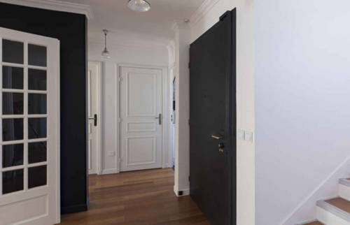 Les portes peintes en noir