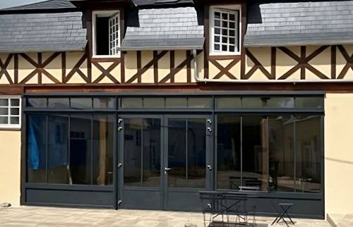 La grande verrière extérieur de type industriel