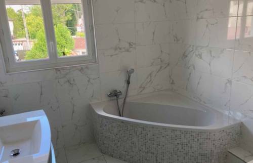salle de bain aux jolis matériaux