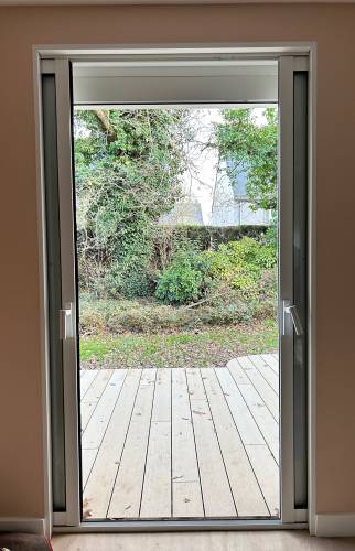 Baies vitrées intérieures après rénovation - Maison rénovée avec lumière naturelle