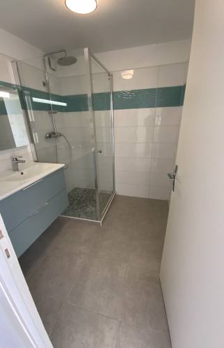 Salle de bain blanche et bleue moderne La Maison Des Travaux Alès