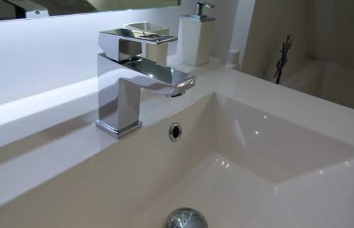 détail vasque de seconde salle de bain dans résidence secondaire - Crozon -29160)