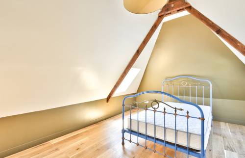 Chambre avec des peintures fraiches