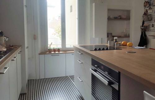 Une cuisine avec îlot central près de Santenay (21590)