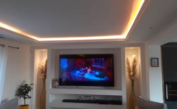 Espace salon avec faux plafond leds intégrés et meuble télévision avec niches latérales sur mesure - Neuville-sur-Oise - 95000 -