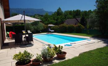 Piscine avec terrasse en pierre