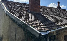 Rénovation de toiture à Onet le Château : tuiles cassées et pleines de mousses