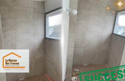 🛁 La salle de bain, par exemple, a été métamorphosée grâce à des carreaux aux nuances naturelles, imitant la pierre et ajoutant une texture douce et apaisante. 