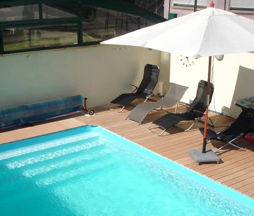 piscine béton et terrasse en bois dans le secteur de Cholet