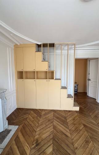 mobilier sur mesure intégré dans l'escalier