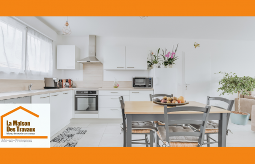 Cuisine rénovée à Aix-en-Provence : plan de travail optimisé et design lumineux grâce à Laurent Nemer, courtier en travaux.